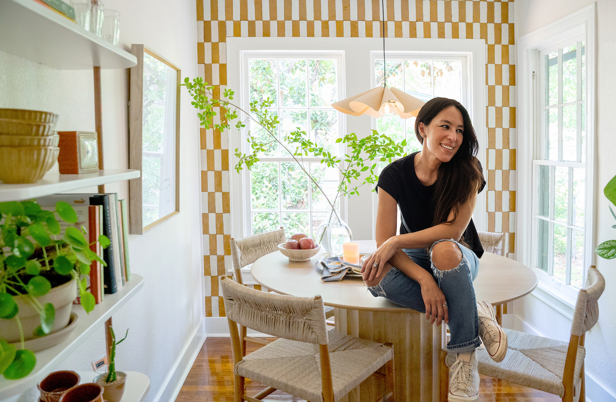 joanna gaines strips it down for quick & simple design in ‘mini reindeer’ trailer (video)